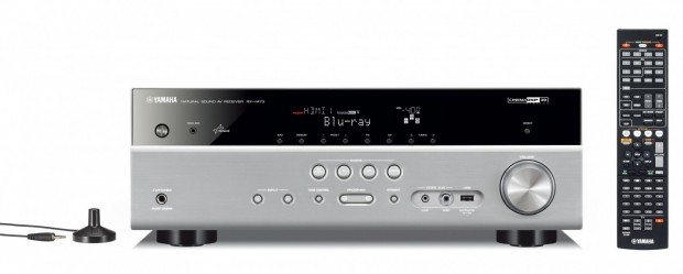 Yamaha RX-V473 - Front in Silber, mit Fernbedienung (Bild: Hersteller)